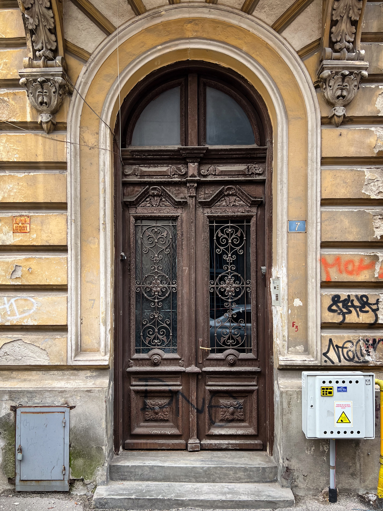 Colaj uși din zona centrală a capitalei