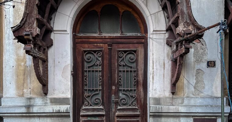 6 uși spectaculoase din Bucureștiul neoromânesc