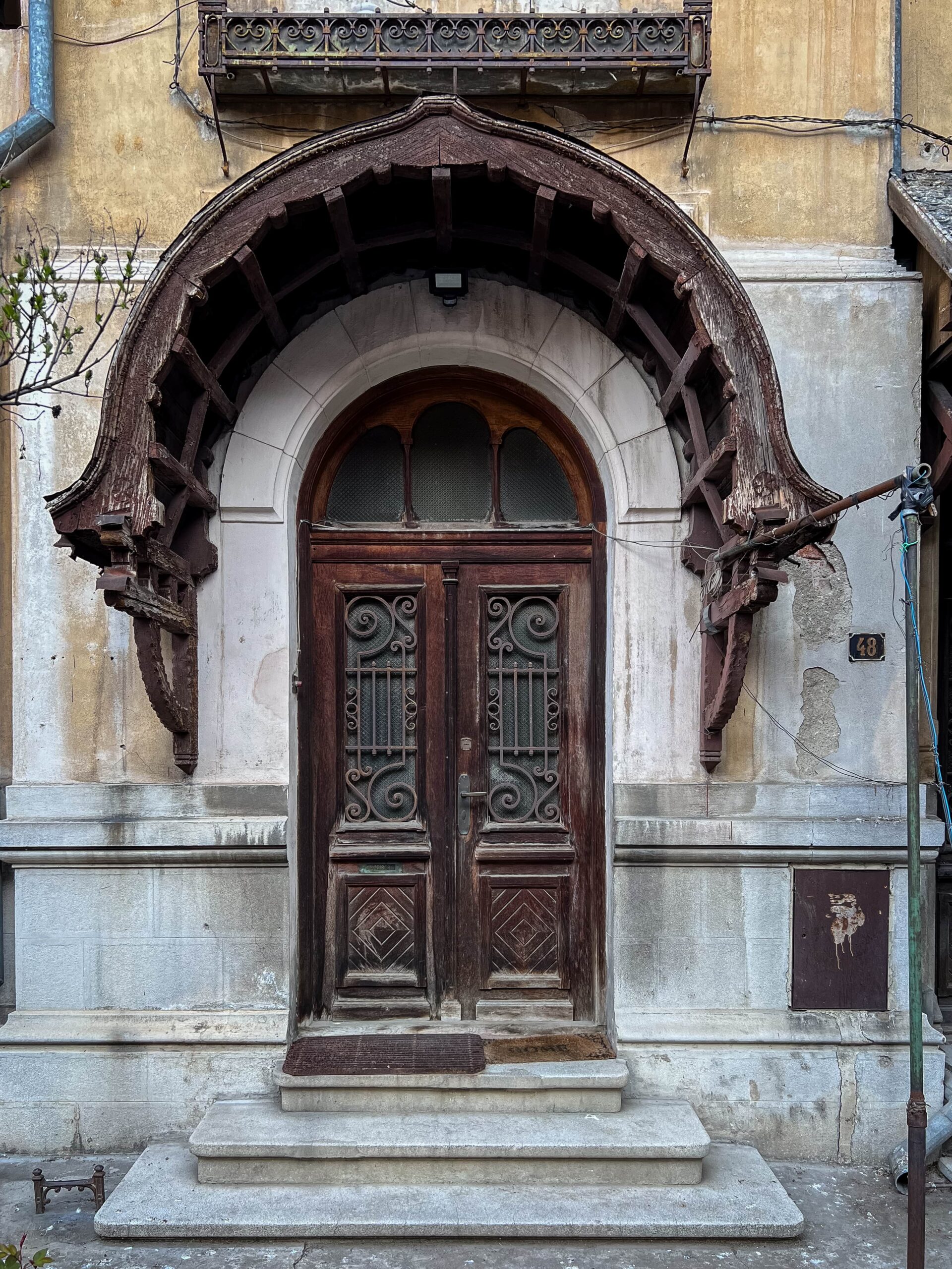 6 uși spectaculoase din Bucureștiul neoromânesc