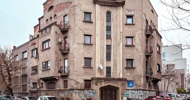 Silvestru 18 – un bloc mediteraneean cu un portal superb