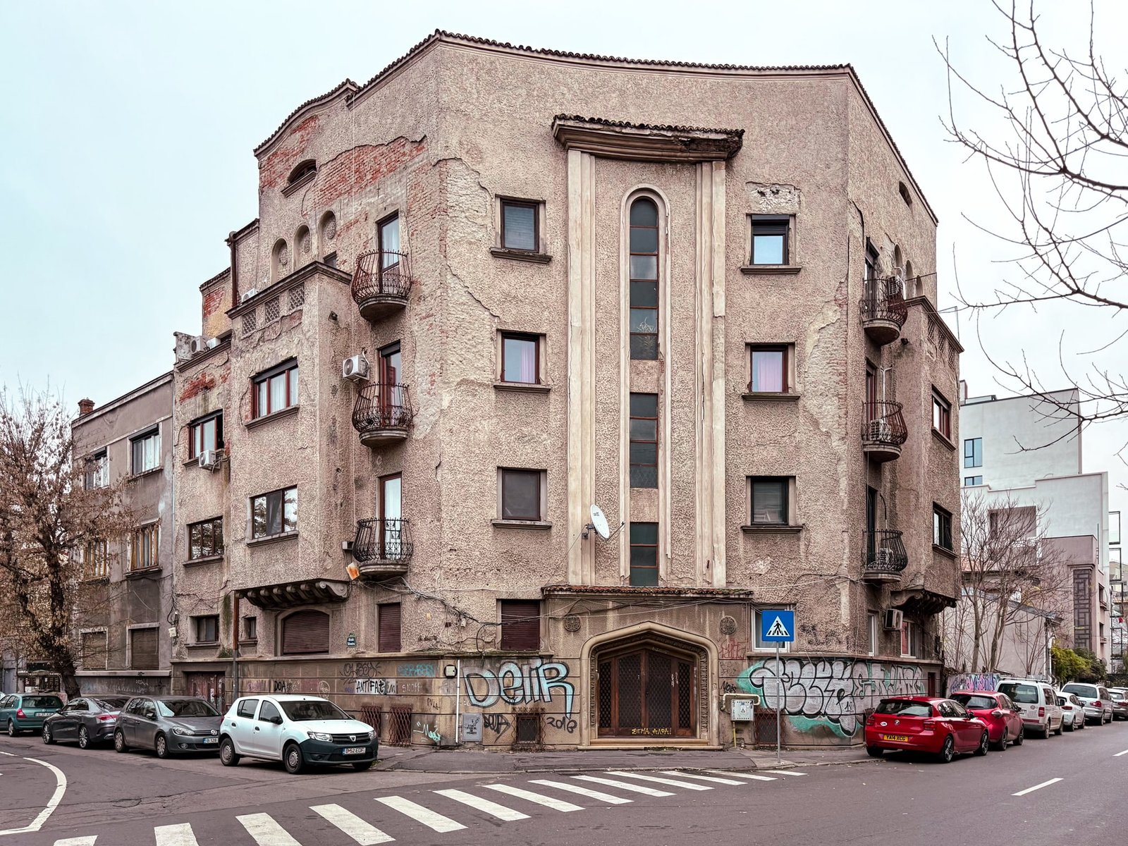 Silvestru 18 – un bloc mediteraneean cu un portal superb