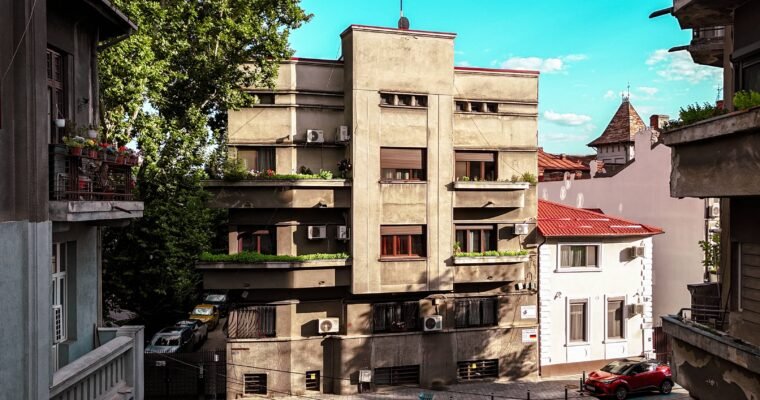 Trei clădiri pe strada Popa Soare. Un arhitect uitat.